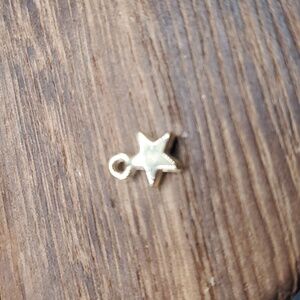 P135‎ tiny star charm